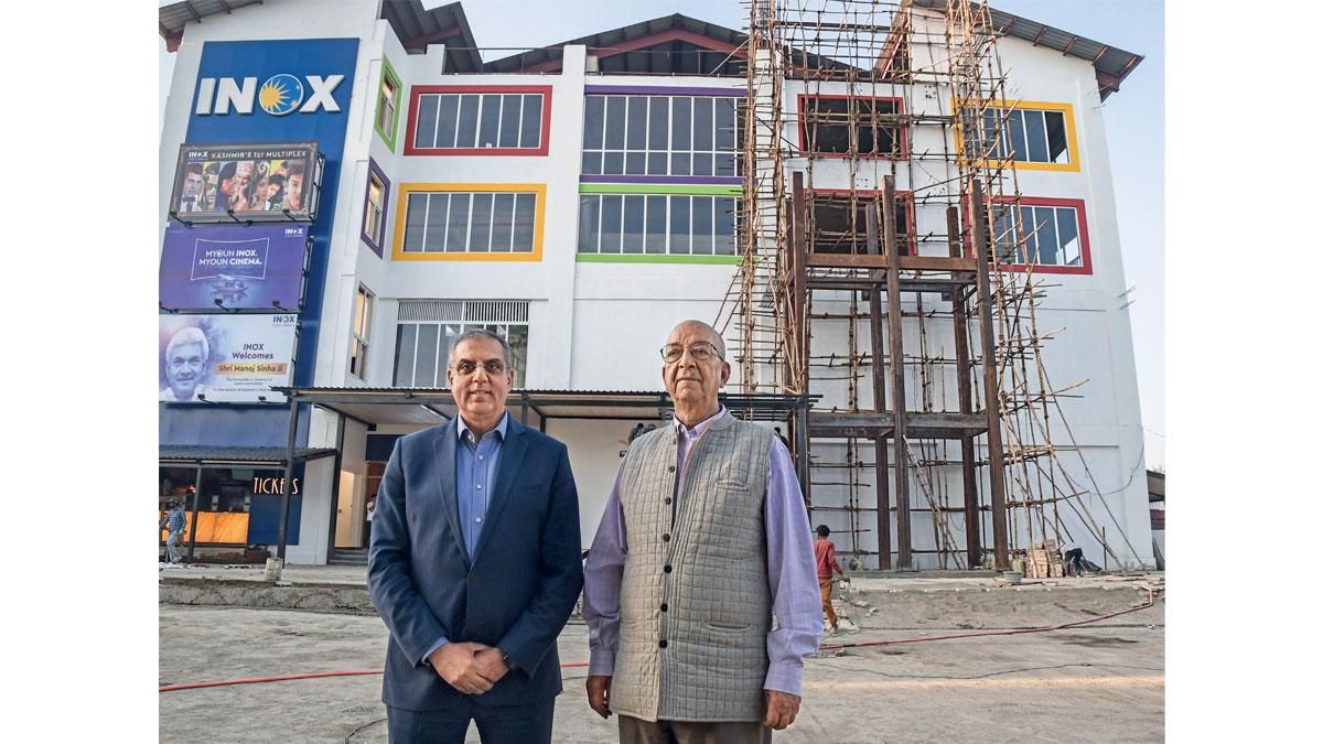 नई शुरुआत आइनॉक्स के सीईओ आलोक टंडन, विजय धर (दाएं) के साथ