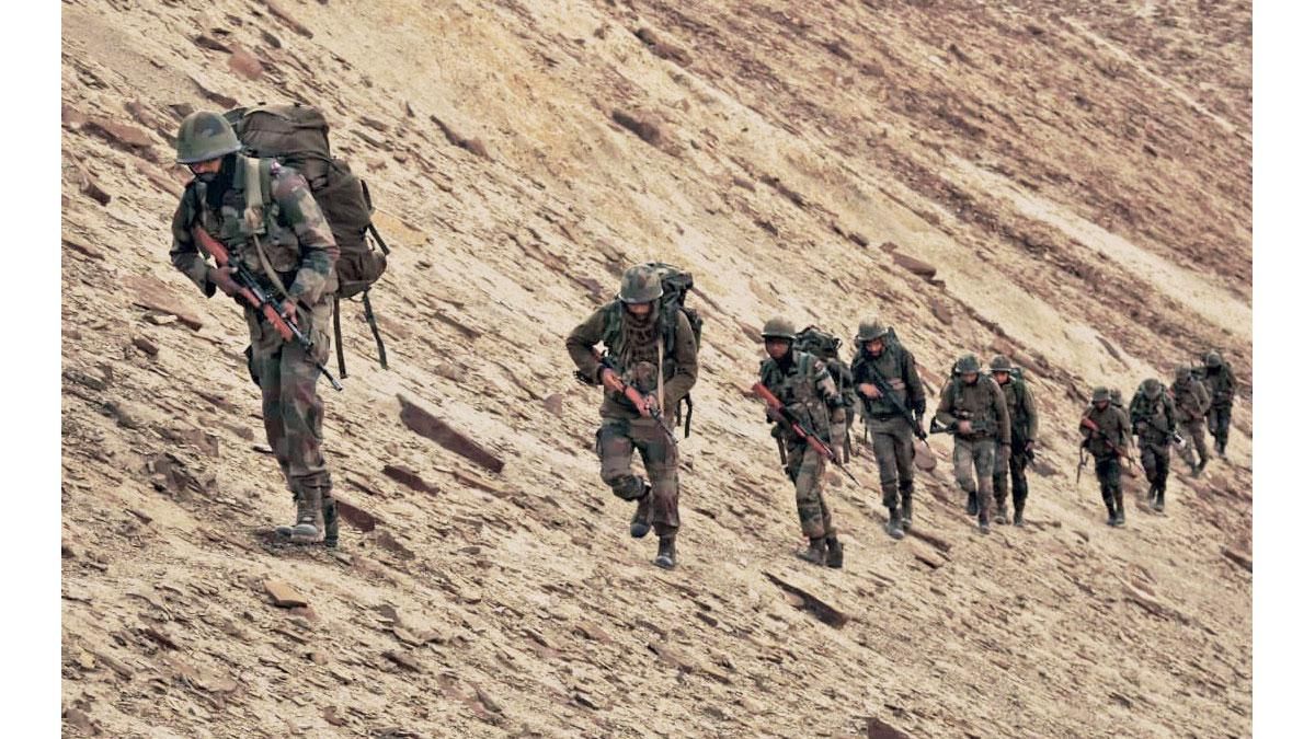 लंबी चढ़ाई पूर्वी लद्दाख में पर्वत प्रहार सैन्य अभ्यास के दौरान भारतीय सेना