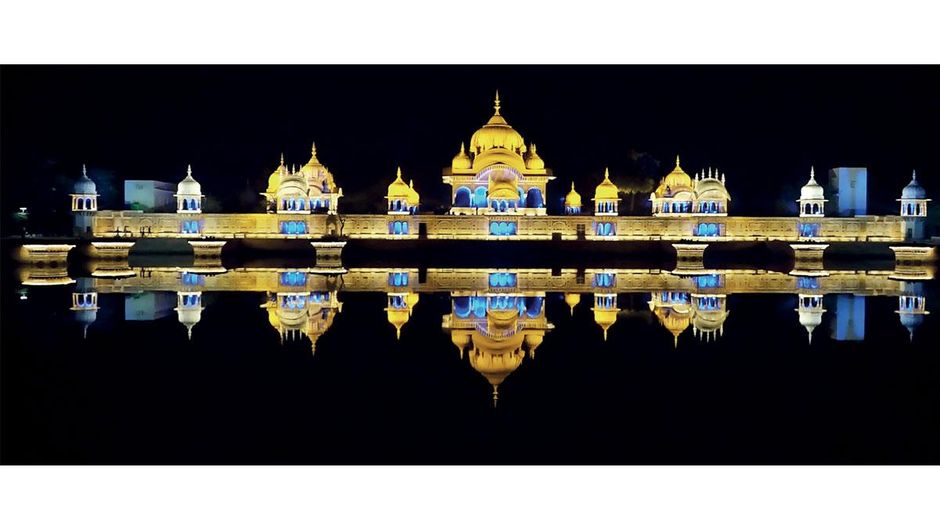 निखरी छटा: मथुरा में गोवर्धन परिक्रमा मार्ग पर मौजूद कुसुम सरोवर का जीर्णोद्धार कर फसाड लाइटों से सजाया गया है