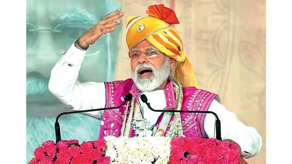 रिझाने की रणनीति : इस साल 20 अप्रैल को गुजरात के दाहोद में आयोजित हुए 'आदिजाति महा सम्मेलन’ को संबोधित करते प्रधानमंत्री नरेंद्र मोदी