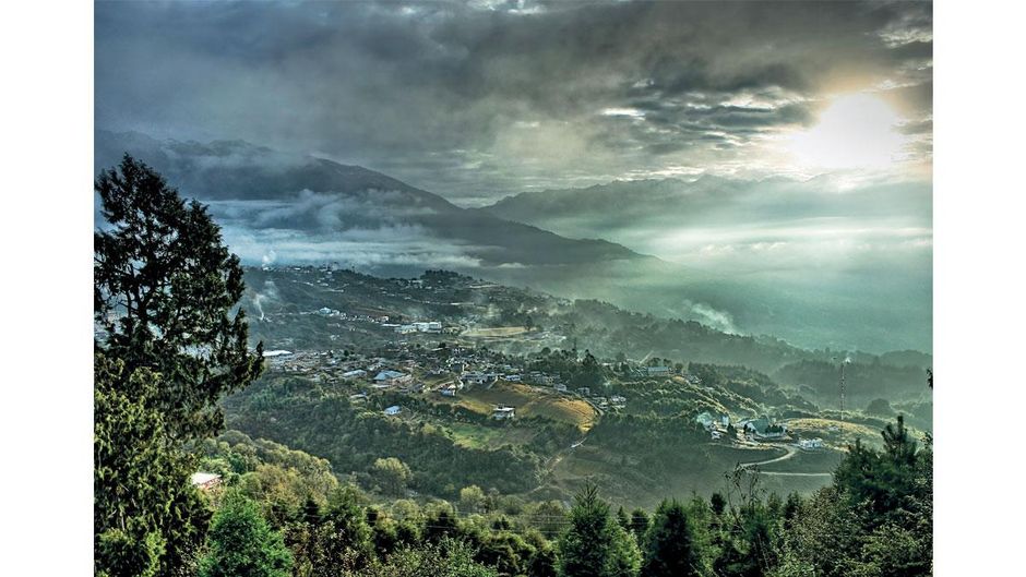 तवांग घाटी में कुछ इस तरह हो रहा सूर्योदय