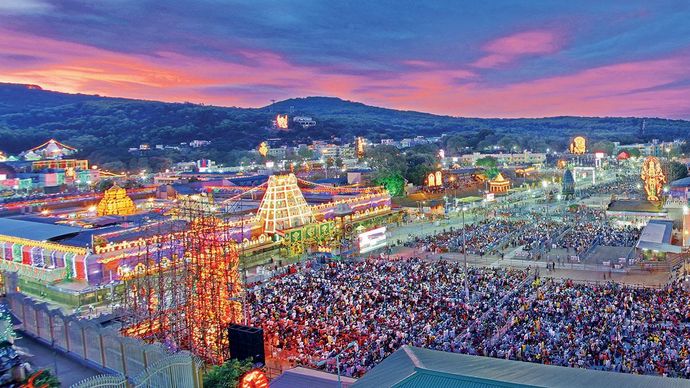 भव्य दृश्य : तिरुपति तिरुमला मंदिर की रोशनी से जगमग इलाका. अब यहां के अनुष्ठानों में केवल जैविक उत्पादों का प्रयोग किया जाता है