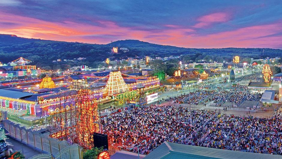 भव्य दृश्य : तिरुपति तिरुमला मंदिर की रोशनी से जगमग इलाका. अब यहां के अनुष्ठानों में केवल जैविक उत्पादों का प्रयोग किया जाता है