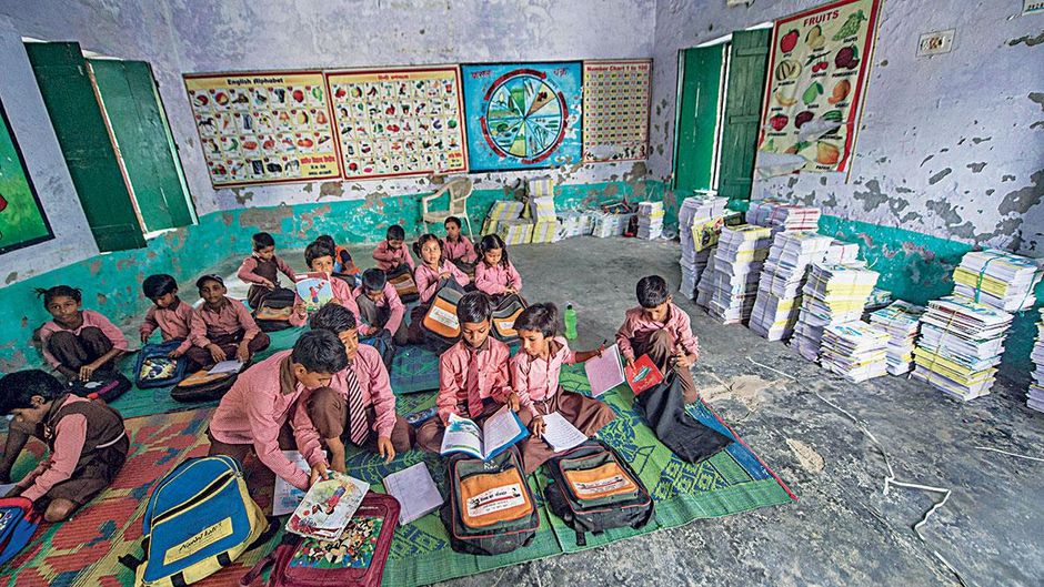 अंतहीन इंतजार : बाराबंकी के प्राथमिक विद्यालय सिपहिया में कक्षा एक के विद्यार्थियों को नहीं मिलीं नई किताबें. दूसरी विद्यालयों में बांटने के लिए रखी जूनियर कक्षाओं की किताबें.