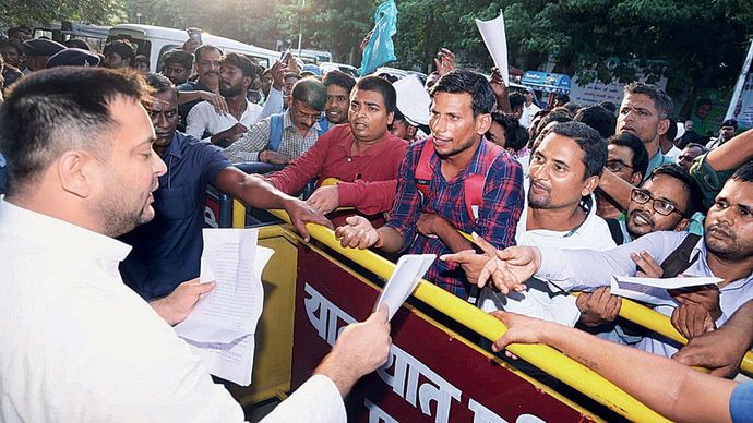 राजनैतिक बयान या वादा : बिहार के उपमुख्यमंत्री तेजस्वी यादव के आवास पर नौकरी मांगने पहुंचे युवा