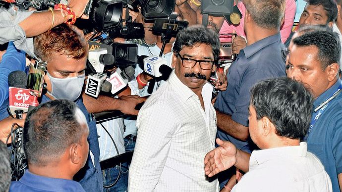 रणनीतिक शरण अपने विधायकों को रायपुर भेजने के बाद हेमंत सोरेन