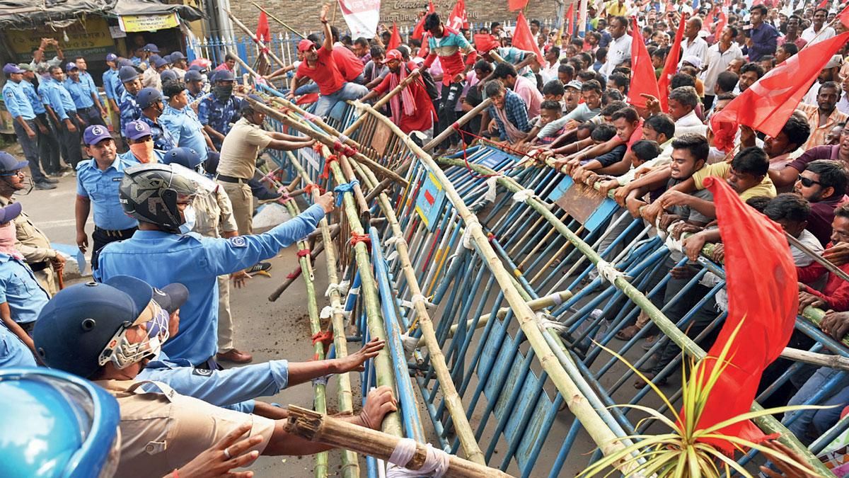 आगे की तैयारी : बर्धमान जिले में भ्रष्टाचार के खिलाफ प्रदर्शन कर रहे वाममोर्चा समर्थकों को रोकते हुए पुलिस