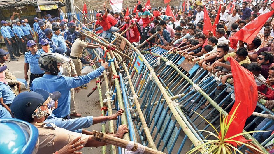 आगे की तैयारी : बर्धमान जिले में भ्रष्टाचार के खिलाफ प्रदर्शन कर रहे वाममोर्चा समर्थकों को रोकते हुए पुलिस