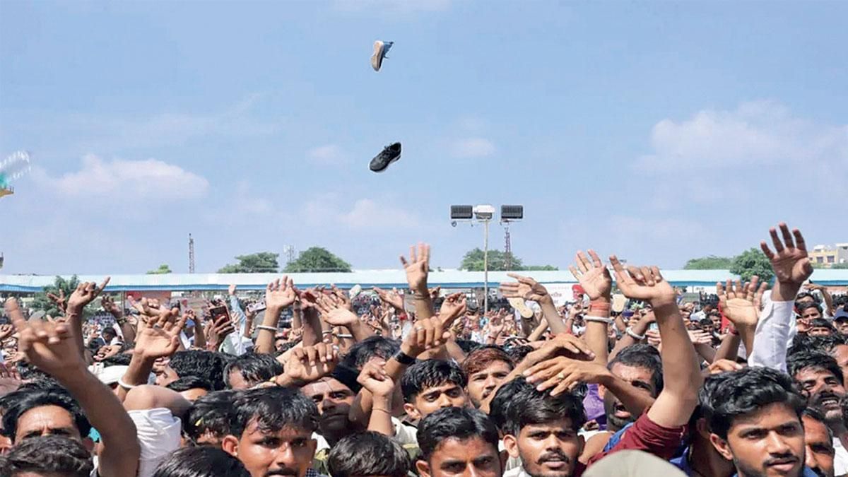 भारी विरोध : राजस्थान के मंत्री अशोक चांदना के साथ भीड़ ने पुष्कर  के कार्यक्रम में दुर्व्यवहार किया. उन्होंने पायलट समर्थकों को इसका जिम्मेदार ठहराया