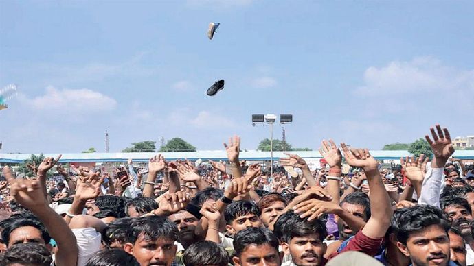 भारी विरोध : राजस्थान के मंत्री अशोक चांदना के साथ भीड़ ने पुष्कर के कार्यक्रम में दुर्व्यवहार किया. उन्होंने पायलट समर्थकों को इसका जिम्मेदार ठहराया
