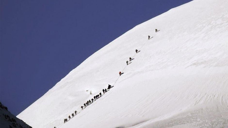 जानलेवा ढलान : पर्वतारोही अपनी बदकिस्मत चढ़ाई के बीच; हिमस्खलन का स्थल