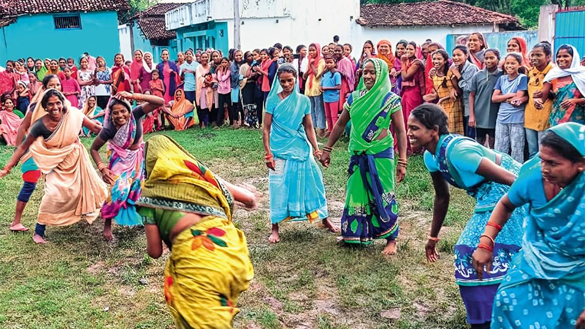 परंपरा के वाहक : धमतरी जिले के नगरी ब्लॉक में छत्तीसगढ़िया ओलंपिक के दौरान कबड्डी खेलती महिलाएं