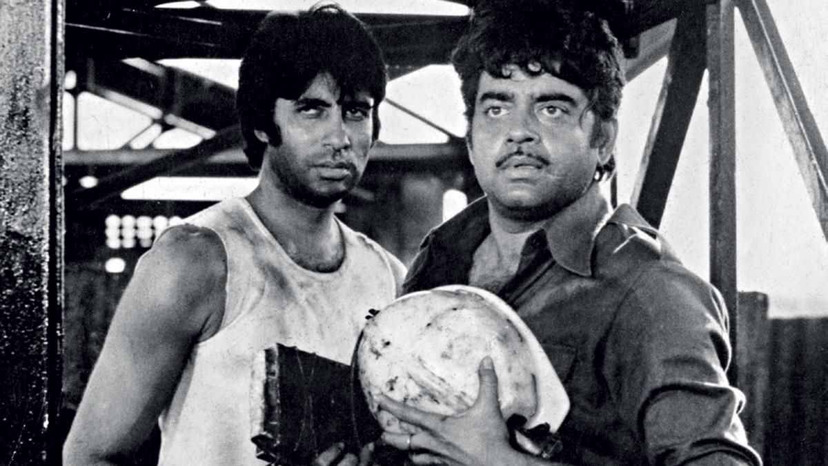 सिन्हा नसीब, दोस्ताना और काला पत्थर में बच्चन के सह-अभिनेता रहे हैं