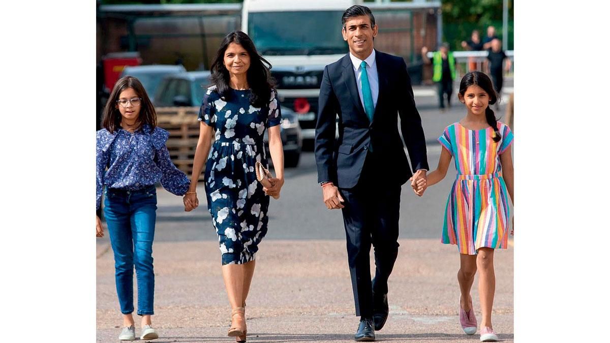 फैमिली मैन सुनक अपनी पत्नी अक्षता और बेटियों अनुष्का तथा कृष्णा के साथ