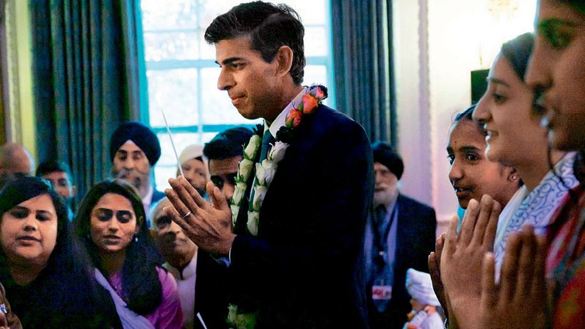 हैपी दिवाली- 26 अक्तूबर को 10 डाउनिंग स्ट्रीट में दीवाली पूजा के दौरान ऋषि सुनक