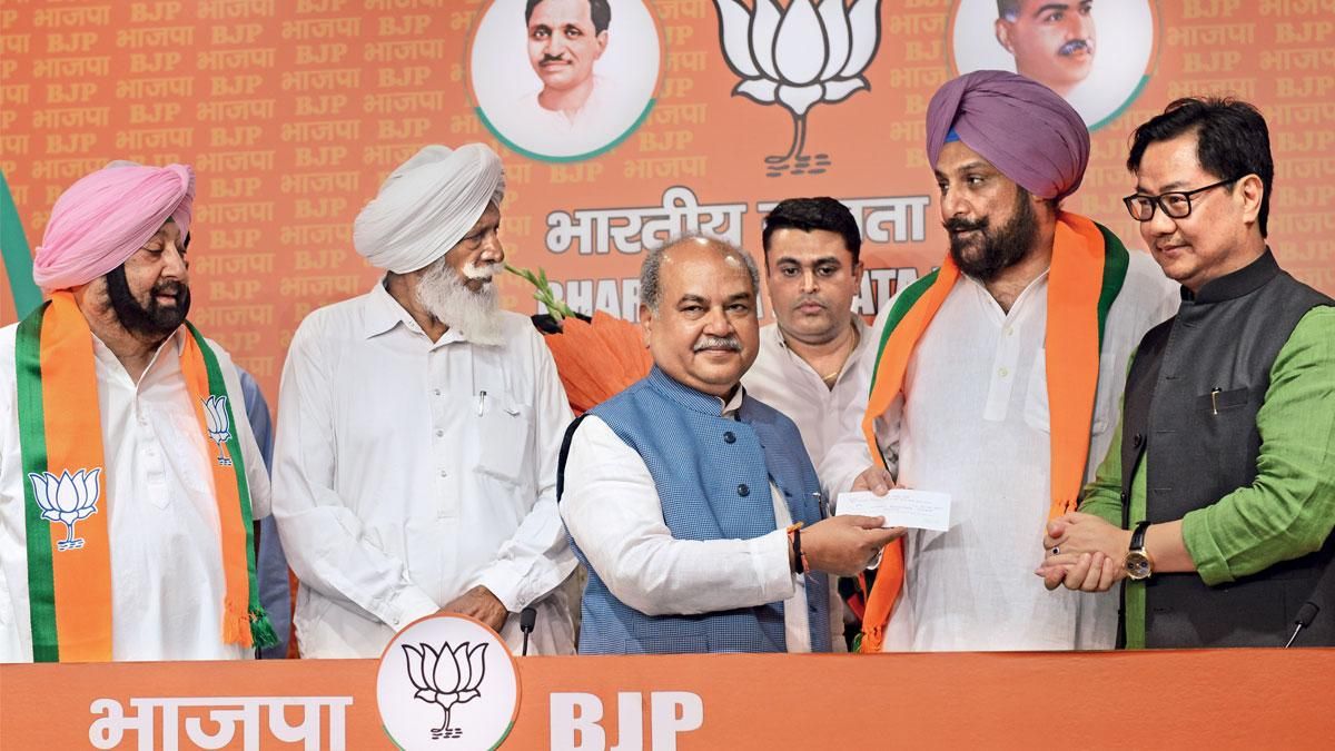 ये भी सवार, वे भी सवार : अमरिंदर सिंह (एकदम बाएं) और उनकी पार्टी पंजाब लोक कांग्रेस के दूसरे नेताओं का भाजपा में स्वागत करते केंद्रीय मंत्री नरेंद्र सिंह तोमर (बीच में) और किरण रिजिजू