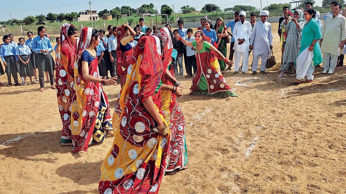 खेलों के रंग : झुंझुनूं के भोड़की गांव में परंपरागत लहंगा और चुन्नी पहनकर कबड्डी खेलती लड़कियां