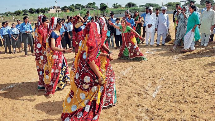 खेलों के रंग : झुंझुनूं के भोड़की गांव में परंपरागत लहंगा और चुन्नी पहनकर कबड्डी खेलती लड़कियां