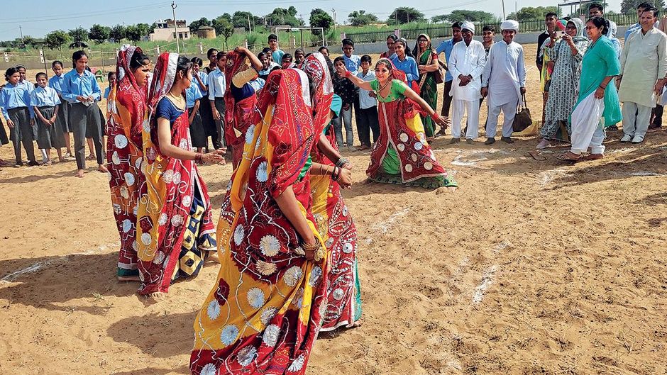 खेलों के रंग : झुंझुनूं के भोड़की गांव में परंपरागत लहंगा और चुन्नी पहनकर कबड्डी खेलती लड़कियां