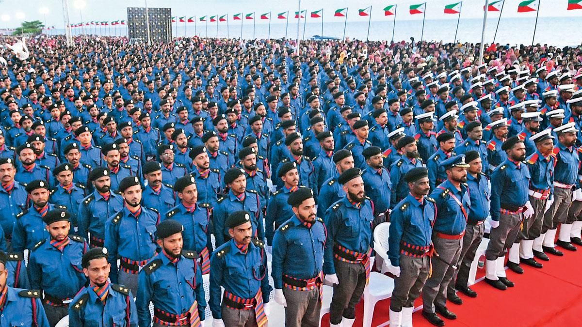 हाथ में हाथ : केरल के कोझिकोड में 17  सितंबर को अपने 'महाधिवेशन" में पीएफआइ के सदस्य