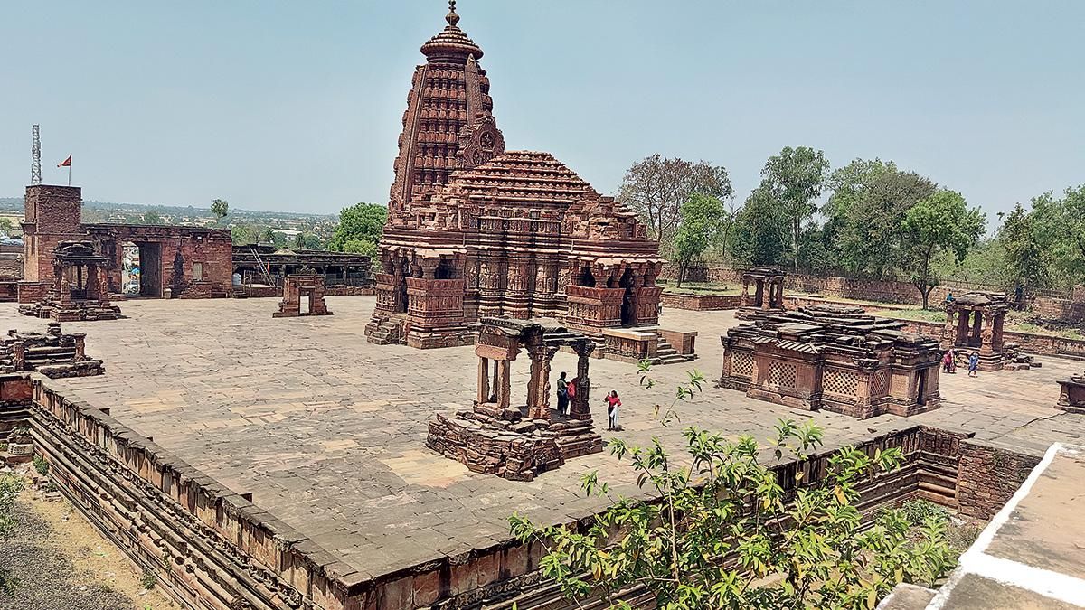 धुंध छंटते ही निखरी भव्यता : परमार राजा उदयादित्य का बनवाया यह मंदिर 942 साल पुराना है, जो मध्यकाल के इतिहास के अंधड़ों से अपनी पूरी ऊंचाई में बचा रह गया है