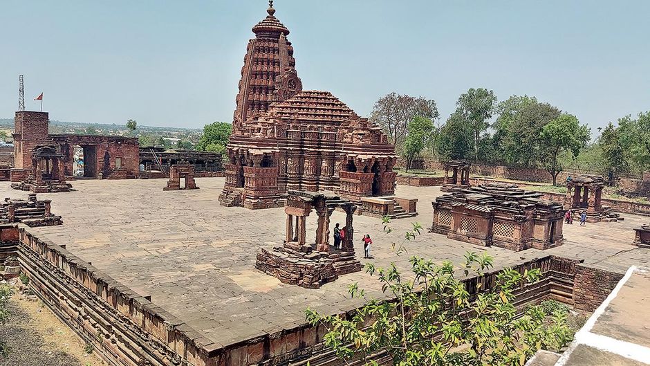 धुंध छंटते ही निखरी भव्यता : परमार राजा उदयादित्य का बनवाया यह मंदिर 942 साल पुराना है, जो मध्यकाल के इतिहास के अंधड़ों से अपनी पूरी ऊंचाई में बचा रह गया है