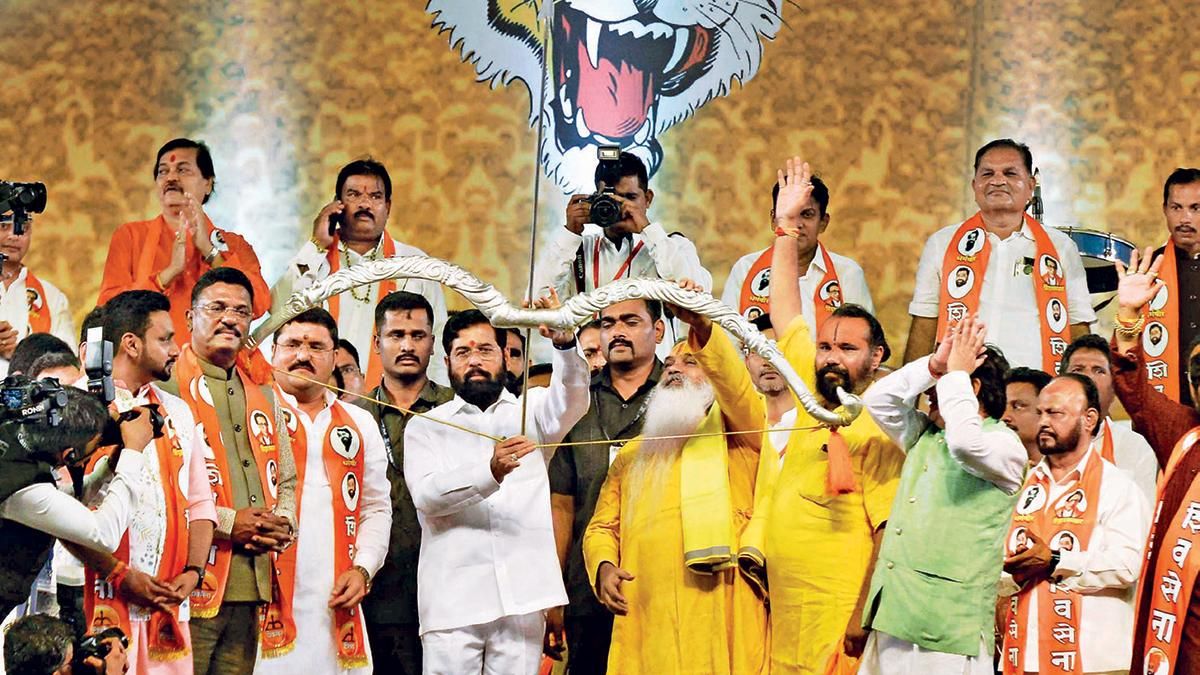 गई विरासत हाथ से : मुख्यमंत्री एकनाथ शिंदे शिवसेना का पुराना चुनाव चिन्ह धनुष-बाण हाथ में लिए हुए