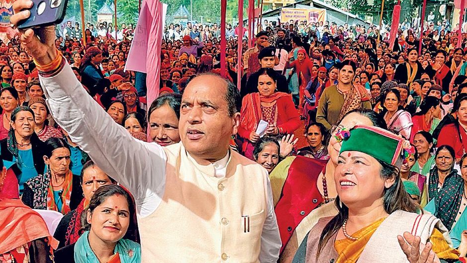 सेल्फी का वक्त : 29 सितंबर को मंडी में एक रैली के दौरान मुख्यमंत्री जयराम ठाकुर और केंद्रीय संस्कृति मंत्री मीनाक्षी लेखी