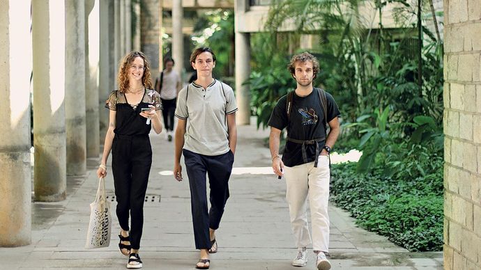 वैश्विक माहौल : आइआइएम-बी के कैंपस में विदेशी विद्यार्थी