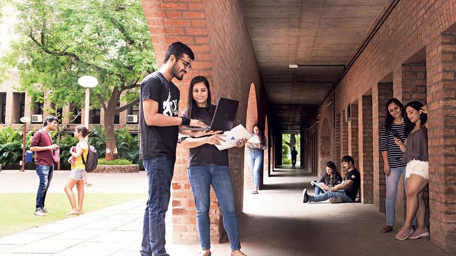 ज्ञान का गलियारा : कक्षा के बाहर नोट्स साझा करते आइआइएम-ए के विद्यार्थी