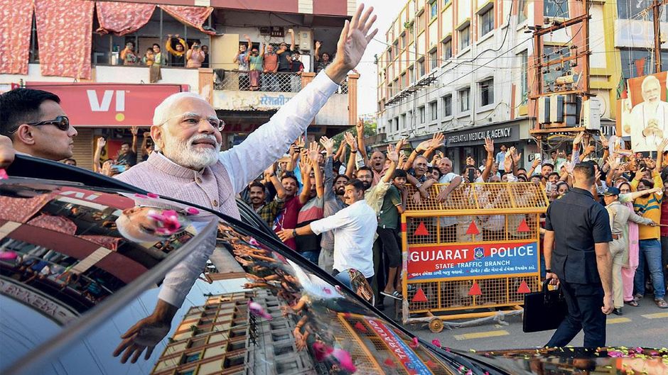 लहर पैदा करने की कोशिश : प्रधानमंत्री जामनगर में प्रचार अभियान के दौरान