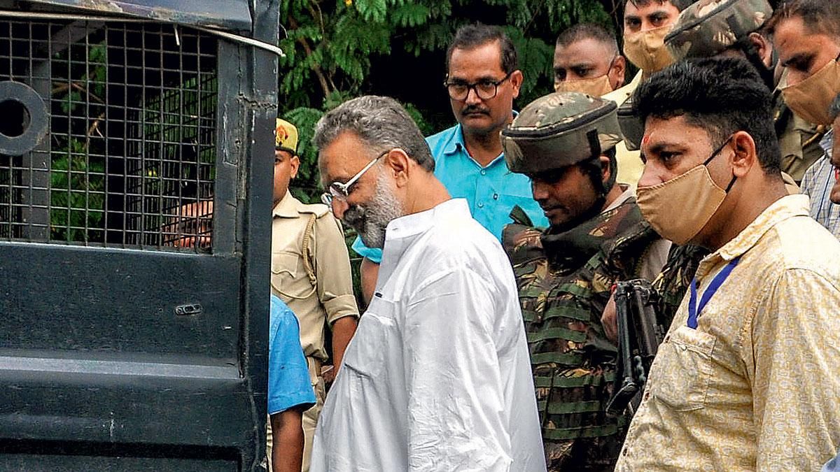 वक्त का बदला मिजाज:  मऊ न्यायालय में 15 सितंबर, 2022 को पेशी के बाद भारी पुलिस सुरक्षा के साथ वापस बांदा जेल जाता मुख्तार अंसारी
