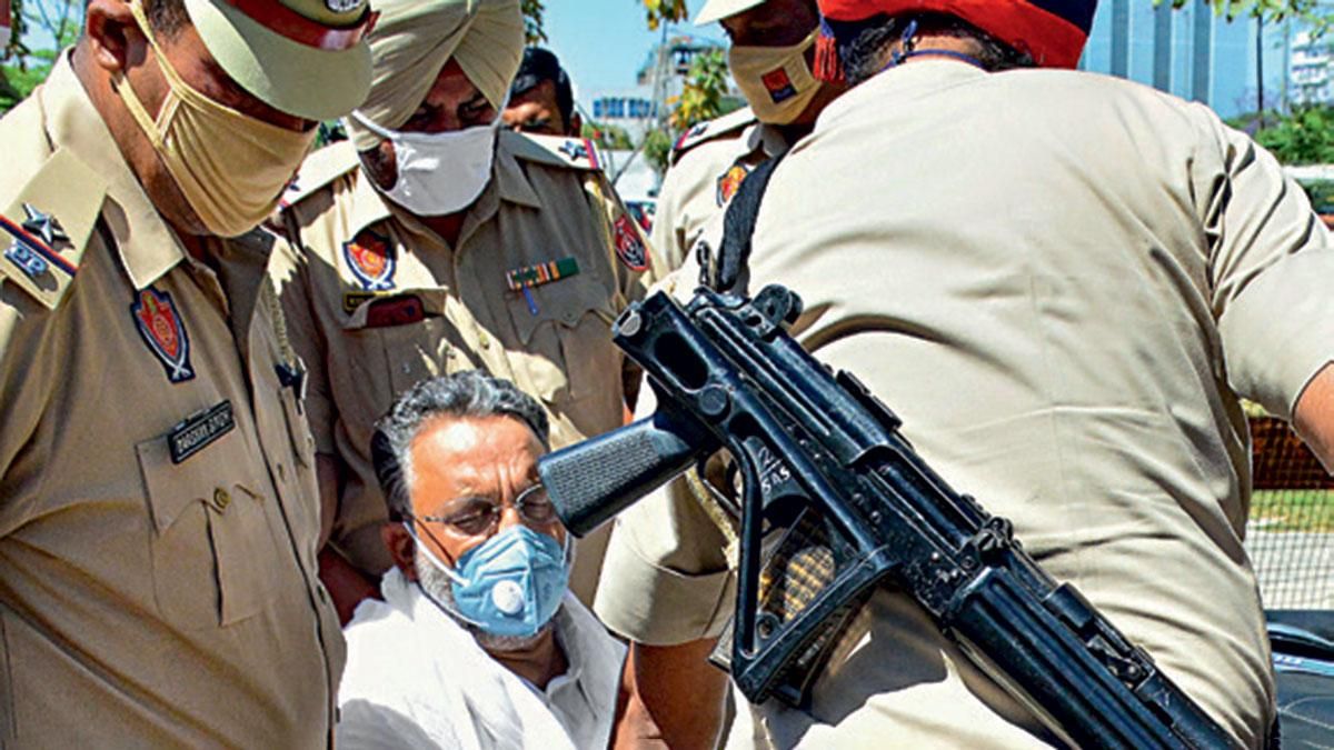 कसता शिकंजा: माफिया मुख्तार को मोहाली कोर्ट में पेश करने के लिए ले जाते पुलिसकर्मी