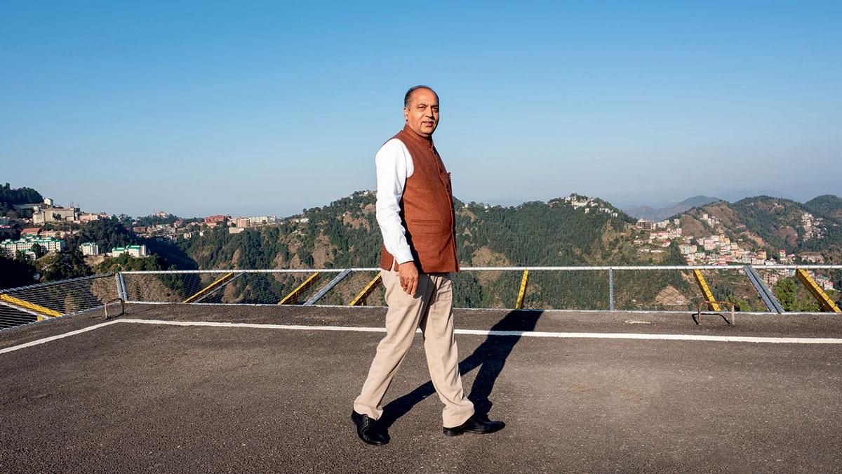 चुनौती और उम्मीद मुख्यमंत्री जयराम ठाकुर चुनाव प्रचार के लिए जारी अपनी हवाई यात्राओं के बीच एक हेलिपैड पर