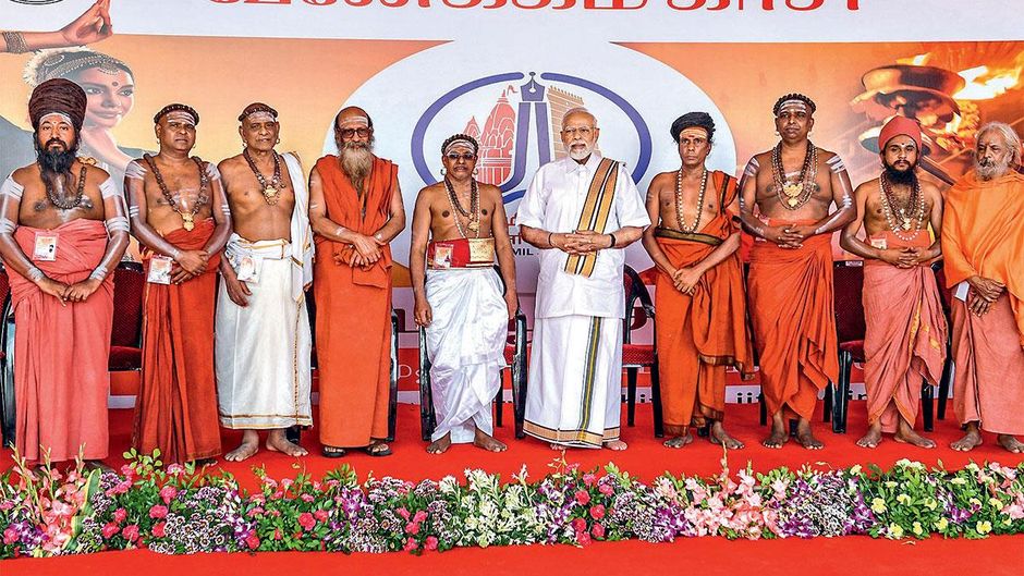 काशी—तमिल संगमम् : तमिलनाडु के प्रमुख मठ-मंदिर के नौ अधीनम् (धर्माचार्य) के साथ प्रधानमंत्री नरेंद्र मोदी