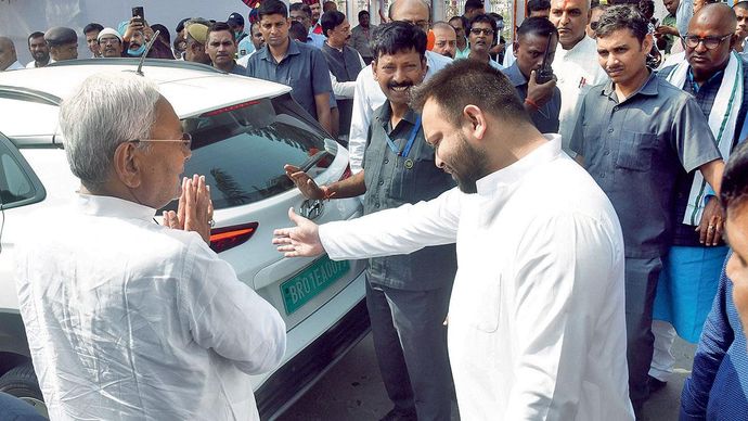 पहले आप : मुख्यमंत्री नीतीश कुमार और उपमुख्यमंत्री तेजस्वी यादव एक मुलाकात के बाद