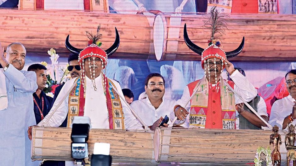 ताल में ताल : मुख्यमंत्री भूपेश बघेल (बाएं) और विधानसभा अध्यक्ष चरणदास महंत 1 नवंबर को रायपुर में मांदर बजाते हुए