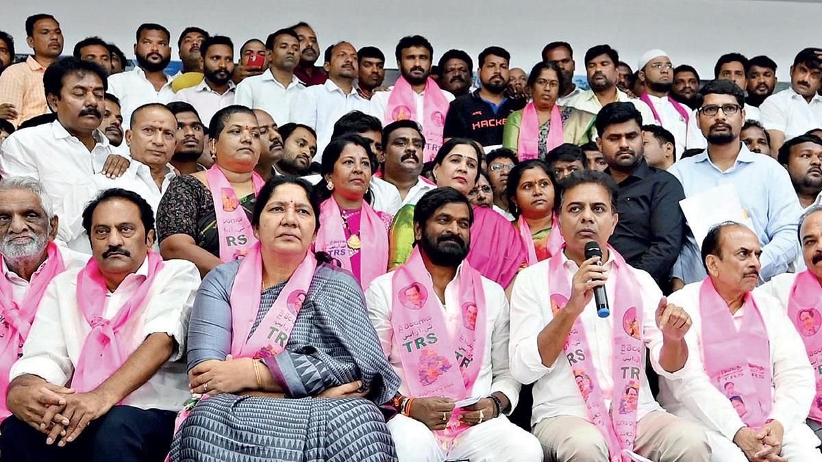 जीत का माहौल: मुनुगोड़े में जीत के बाद मीडिया को संबोधित करते टीआरएस के कार्यकारी अध्यक्ष के.टी. राम राव