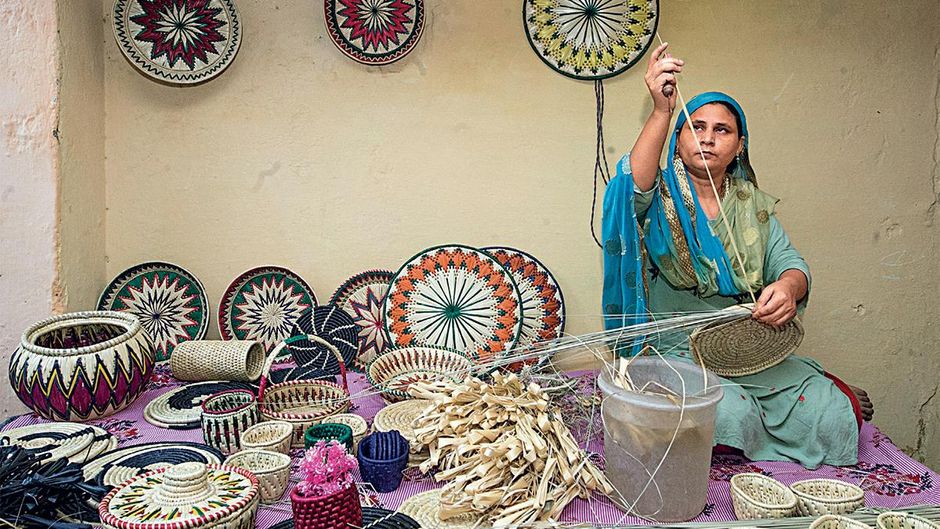 नैनी की फिरोजा बेगम मूंज के अपने हस्तशिल्प के साथ