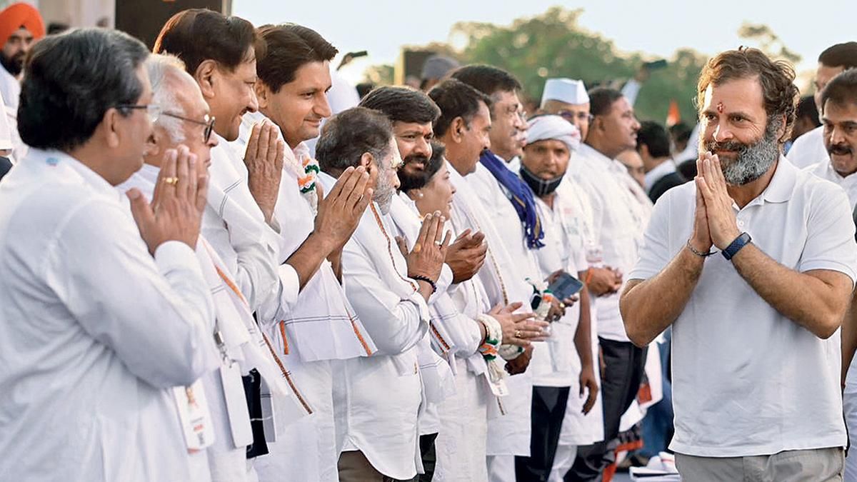 नेता का स्वागत भारत जोड़ो यात्रा के महाराष्ट्र के श्रीगांव पहुंचने पर राहुल गांधी के स्वागत के लिए लाइन में खड़े कांग्रेस नेता