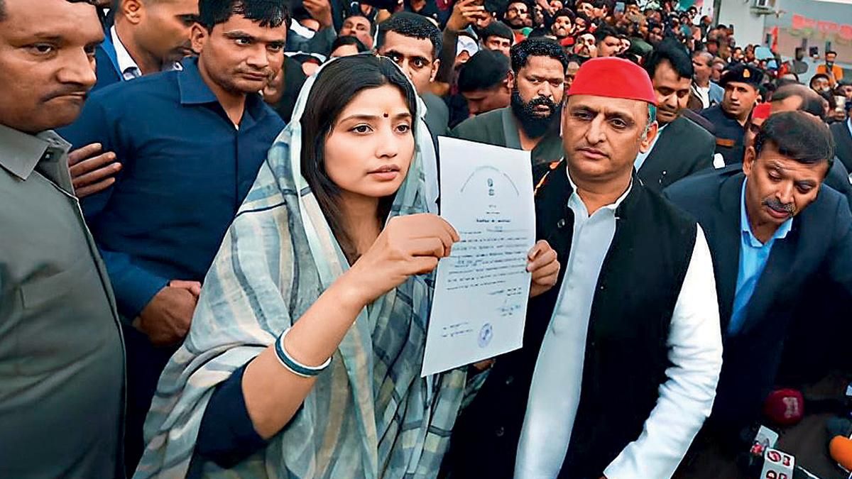 नई रीत की जीत: डिंपल यादव मैनपुरी लोकसभा सीट से उपचुनाव में जीत का प्रमाणपत्र दिखाते हुए