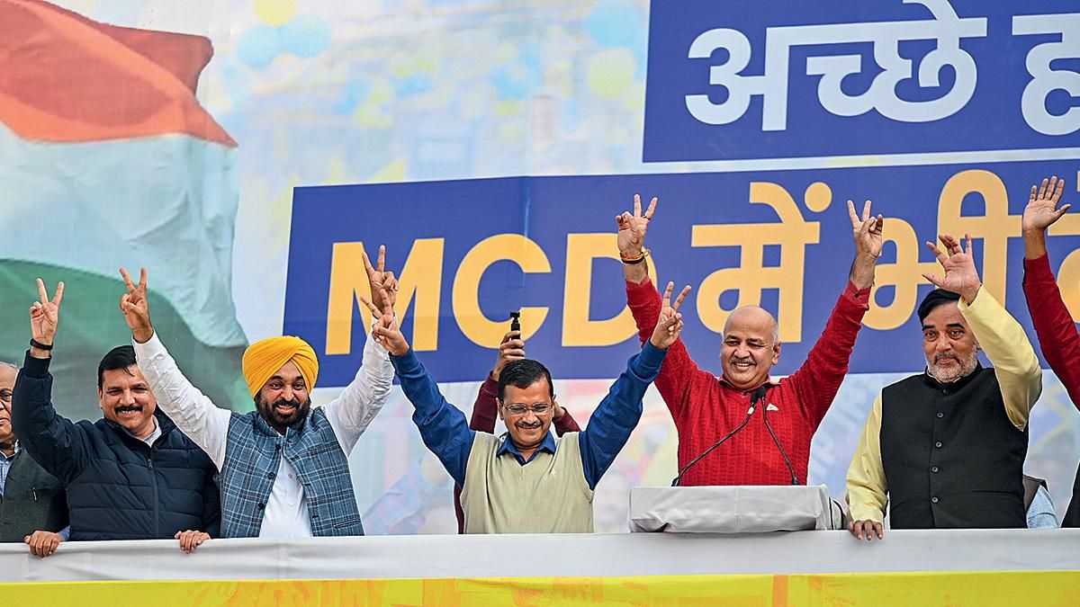 बल्ले बल्ले :एमसीडी चुनाव में बहुमत पाने के बाद आप मुख्यालय में आप प्रमुख केजरीवाल (बीचोबीच) और भगवंत मान