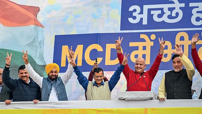 बल्ले बल्ले :एमसीडी चुनाव में बहुमत पाने के बाद आप मुख्यालय में आप प्रमुख केजरीवाल (बीचोबीच) और भगवंत मान