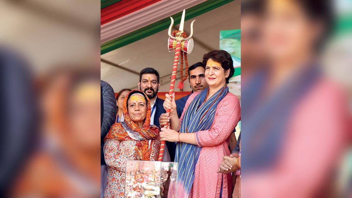 नारी शक्ति :कांग्रेस महासचिव प्रियंका गांधी वाड्रा (दाएं) प्रदेश कांग्रेस अध्यक्ष प्रतिभा सिंह के साथ