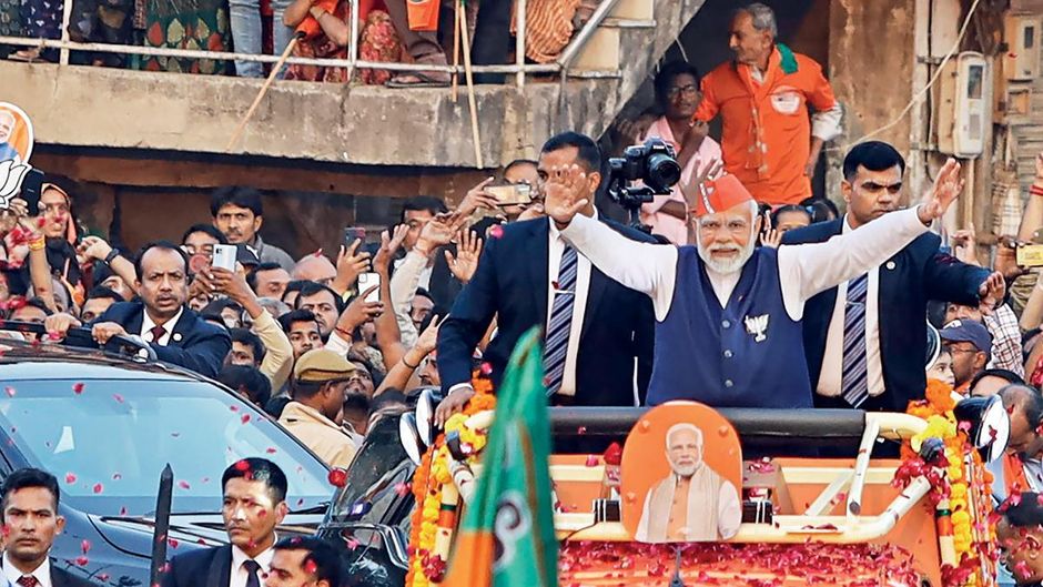 मोर्चे की अगुआई : अहमदाबाद में 1 दिसंबर को एक रोड शो में प्रधानमंत्री नरेंद्र मोदी