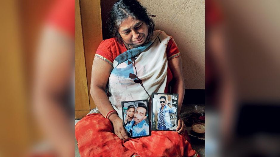और दुखांत: राहुल कुमार की मां अपने बेटे की तस्वीर लिए हुए. राहुल की गर्लफ्रैंड के भाई ने बीते नवंबर में उनकी हत्या कर दी
