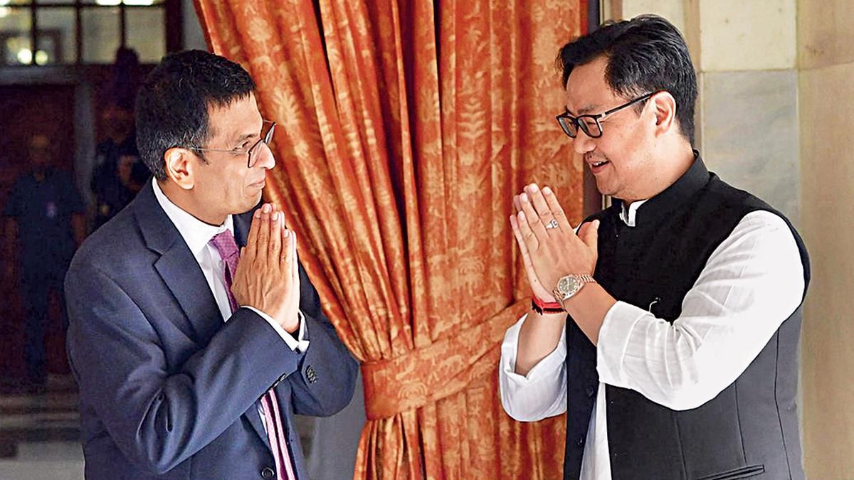 आमने-सामने : नौ नवंबर 2022 को भारत के प्रधान न्यायाधीश जस्टिस डी.वाइ. चंद्रचूड़ को शपथ ग्रहण के बाद बधाई देते कानून मंत्री किरण रिजिजू (दाएं)