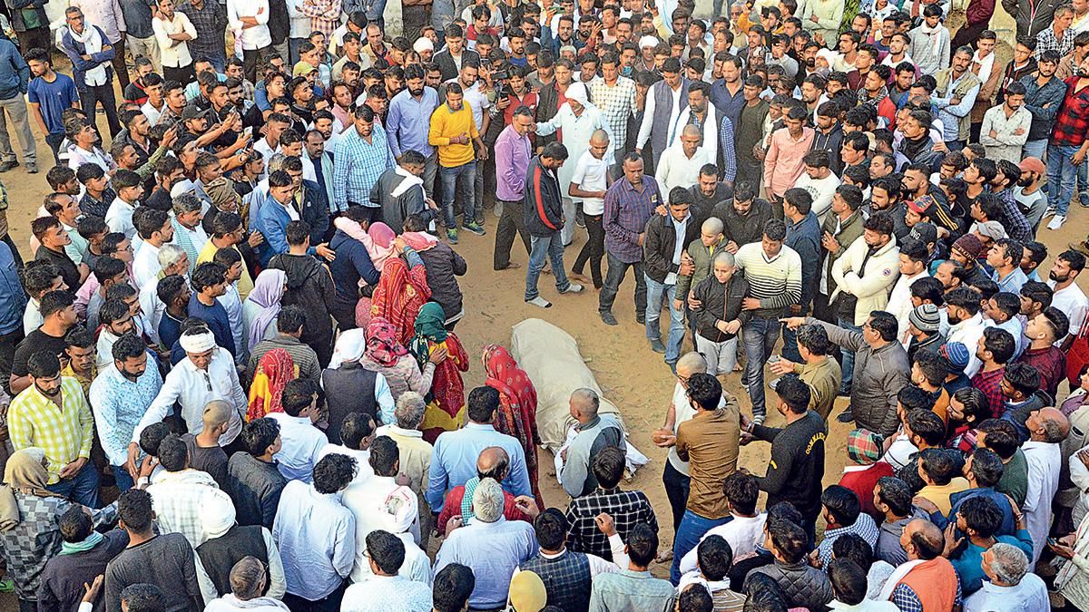 वारदात के बाद: राजू को अंतिम विदाई देने के लिए उमड़ी भीड़ और उसके परिजन