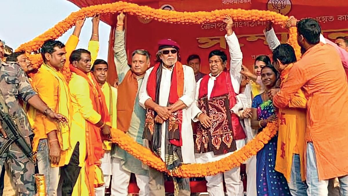 सितारे का रुख : बीरभूम के मोल्लारपुर में 26 नवंबर को भाजपा की एक रैली में मिथुन चक्रवर्ती