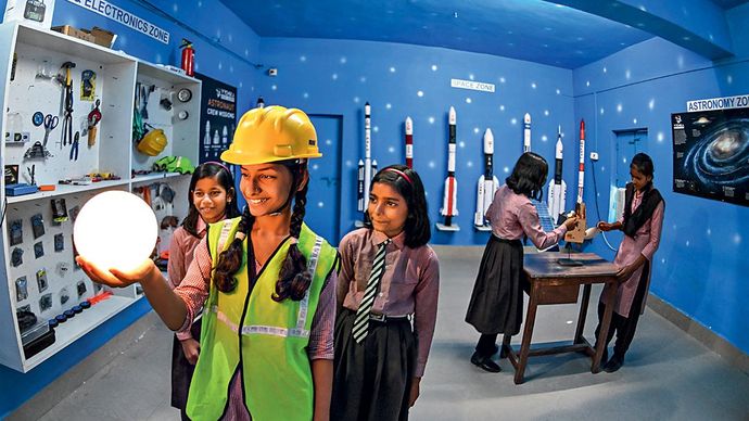 हाथ पर मंगल: गांव के अपर प्राइमरी स्कूल की स्पेस लैब में मंगल ग्रह समेत सैटेलाइट के मॉडल देखतीं छात्राएं